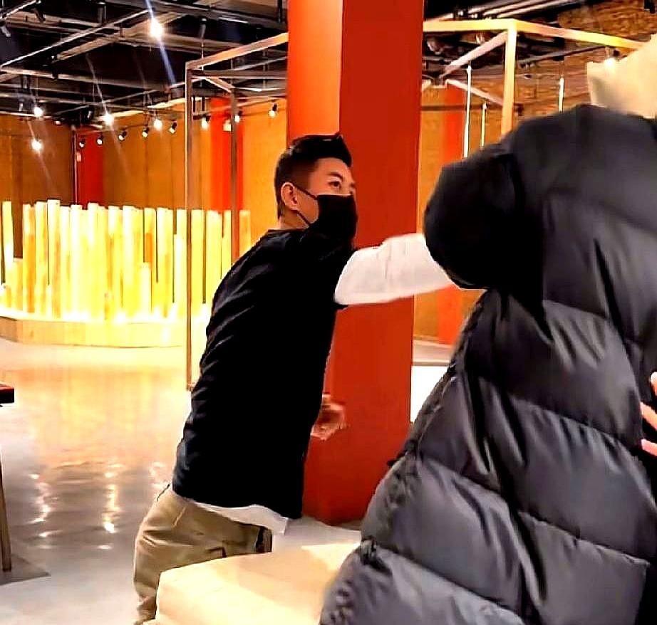 网传赵鸿刚与鸽武缘关系可能决裂，三个细节说明问题。  
 

他比赛受伤硬扛完，