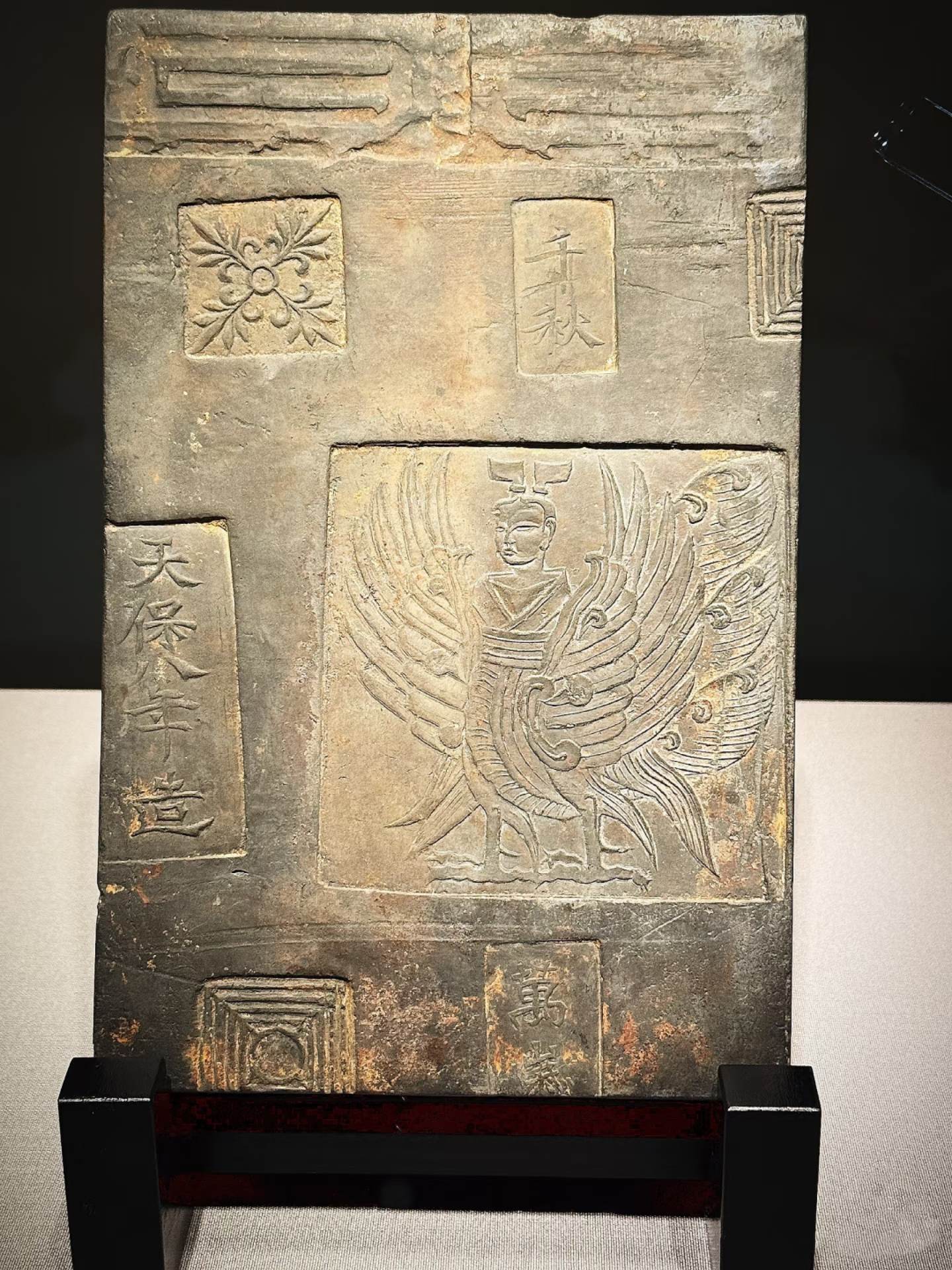 “秦砖汉瓦”的含金量究竟有多高？ 这个成语原本指的是秦始皇统一天下后兴...