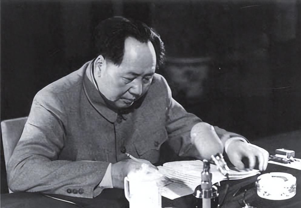 1950年丈夫出差途中拜访毛主席，妻子心生疑惑，原来丈夫亲口承认自己竟是毛家人！