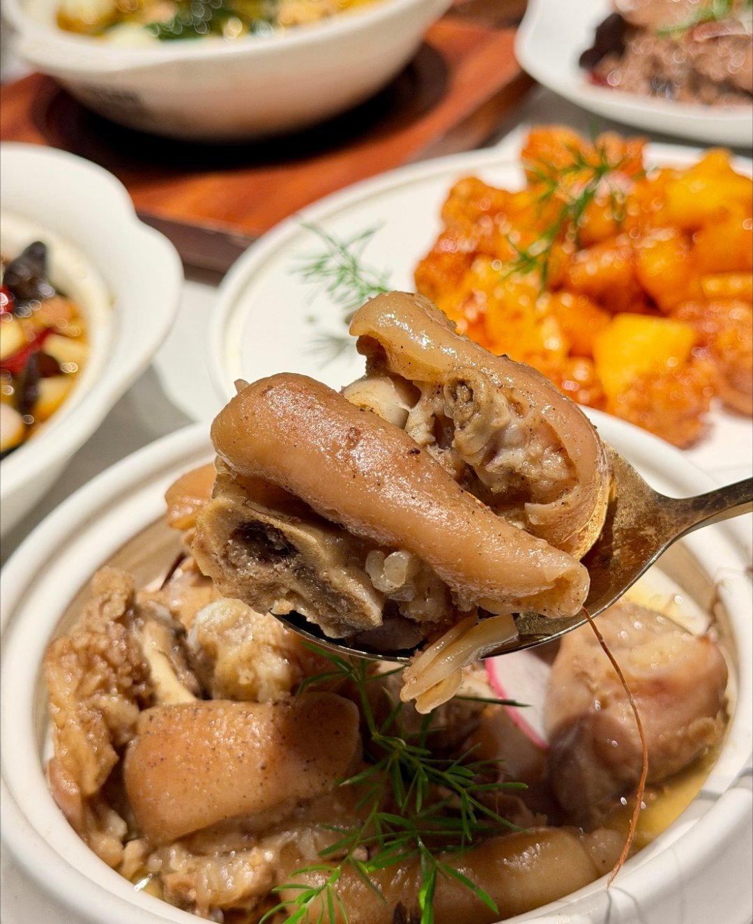 每道客家菜都藏着故土烟火，简单食材炖出绵长乡愁。没有花哨调味，全是质朴醇厚的味道