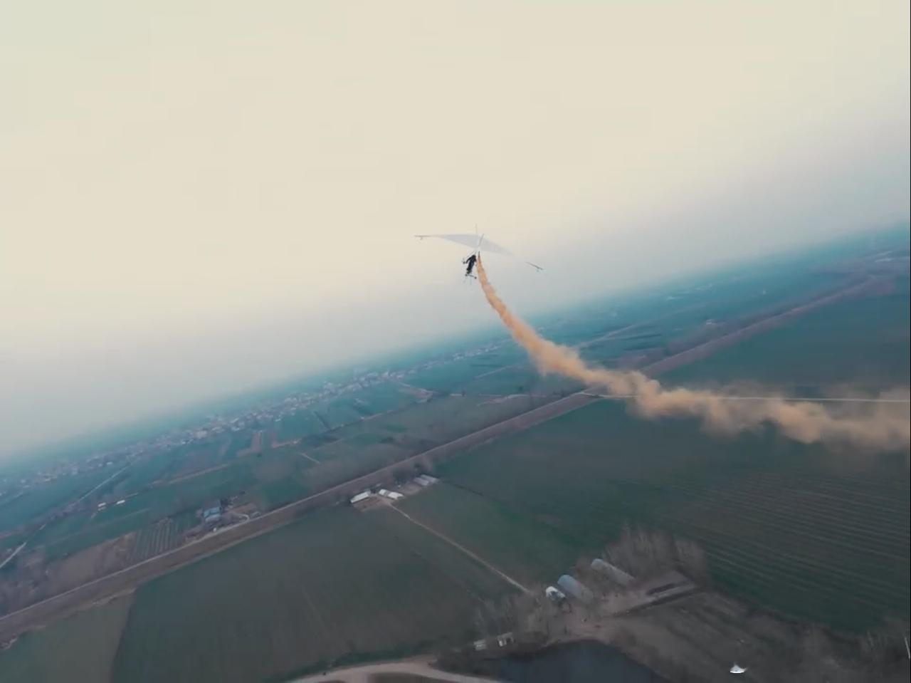 有梦就去实现的感觉真好00后男生自制电动滑翔翼飞上高空 从梦想飞翔到实现飞行，阿