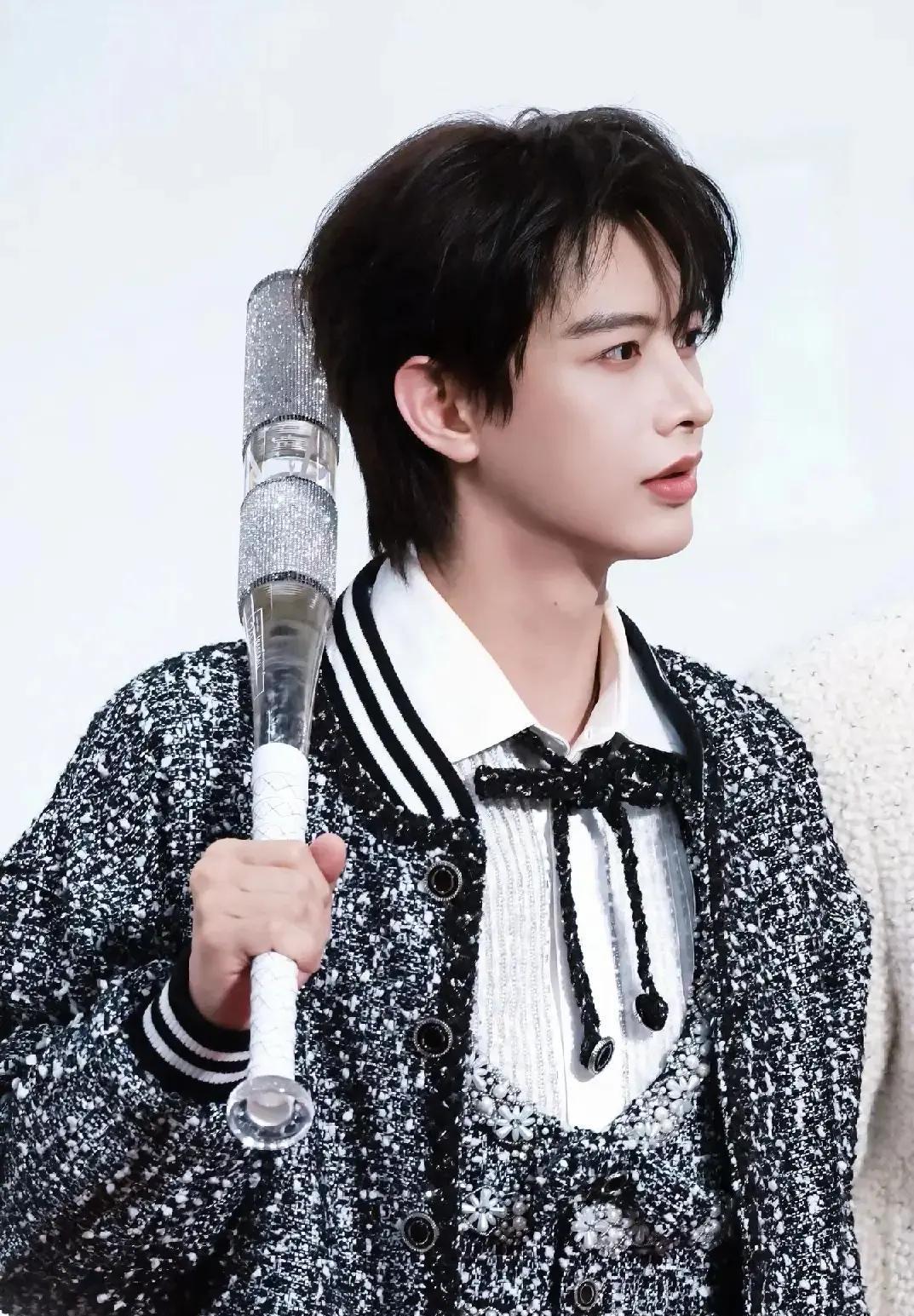 别再叫他“短剧演员”了。
红毯上，何健麒一身银闪套装，头上却压着一顶棒球帽。
这