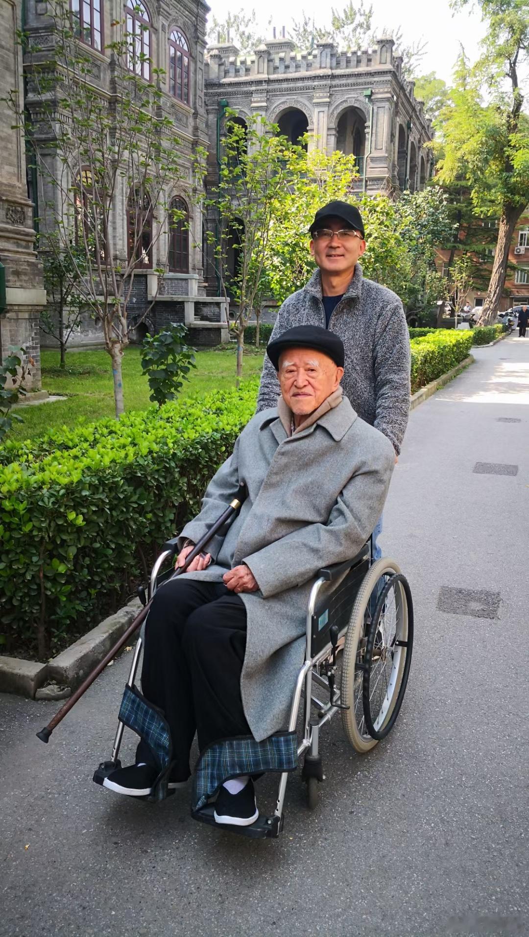 这是我跟戴逸先生的最后一张合影。师恩永存，哀恸难言。 ​​​