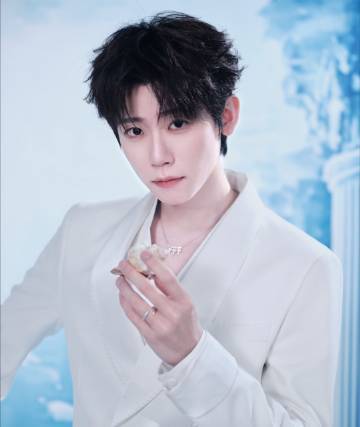 李卿杭州大屏排面 大屏幕闪烁着李卿的笑容，犹如西湖的明月，令人心动不已。每一次的
