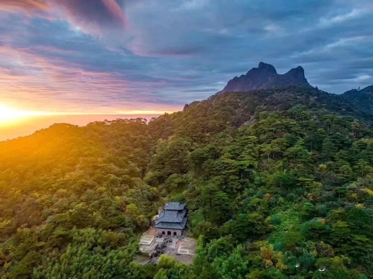 下定决心，付出行动，就一定能够实现自己的理想。让我们怀揣着信念，勇往直前，不断挑