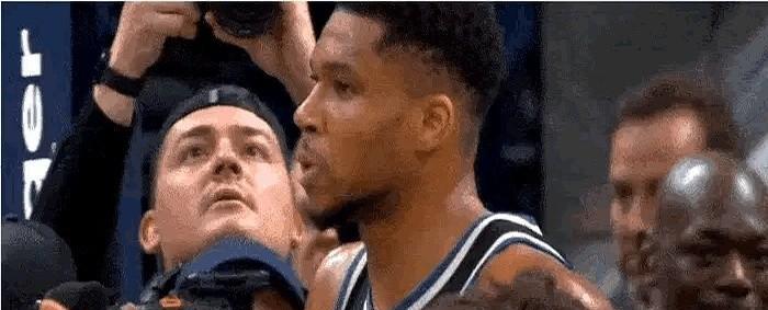 字母哥绝杀后，冲着嘘特纳的观众竖了根拇指。
不是挑衅，是护短。
特纳是前队友，不