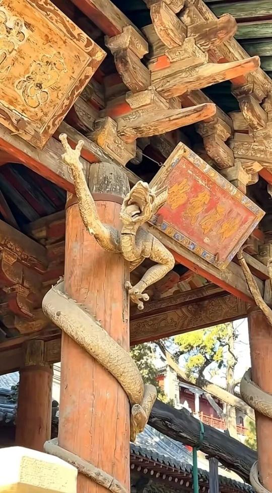 山西晋祠圣母殿前的八根木雕盘龙柱，距今已近千年，可称为祖爷爷般的巅峰存在。它们不