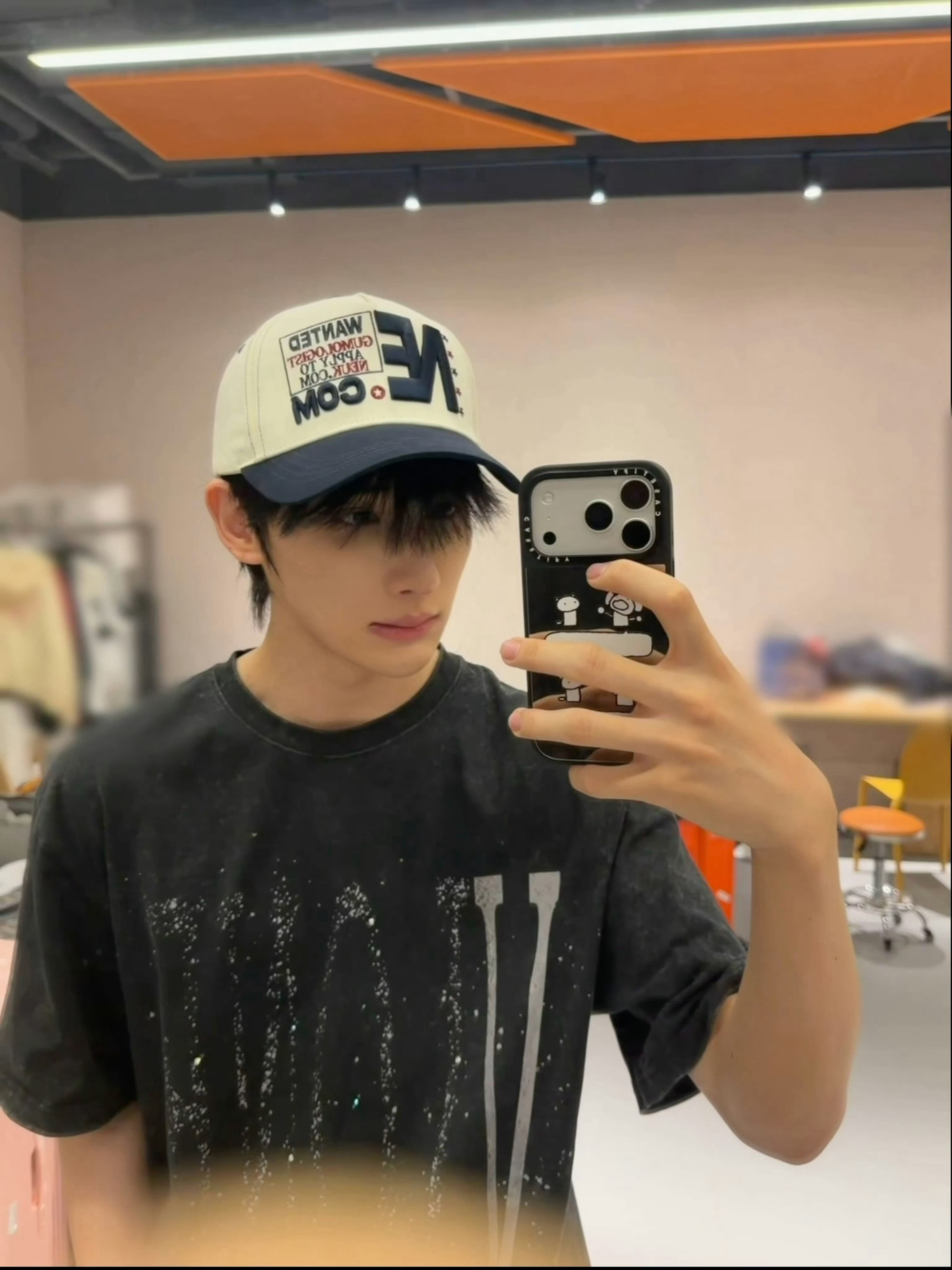 余宇涵对镜自拍live照 余宇涵晒四宫格live素颜四宫格自拍未免太慷慨顺毛刘海