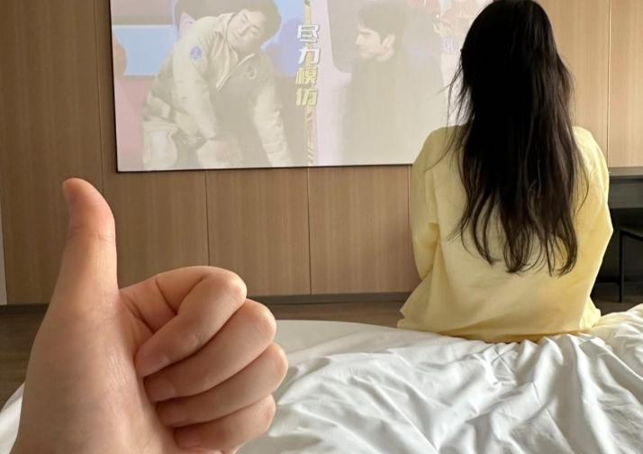 山东，一女孩和两男子一起喝酒撸串，期间与一男子聊的火热，结束后，女孩让男子送她回