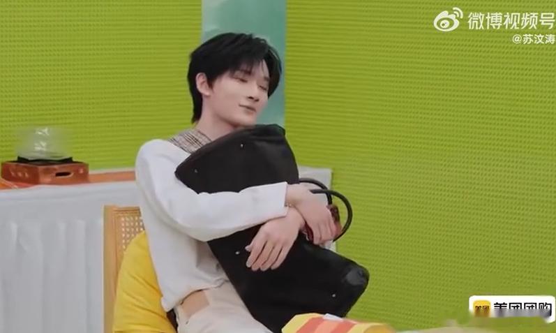 余宇涵被何赛飞发火吓到表情失控 余宇涵的表情管理在何赛飞面前彻底失效！提前看上课