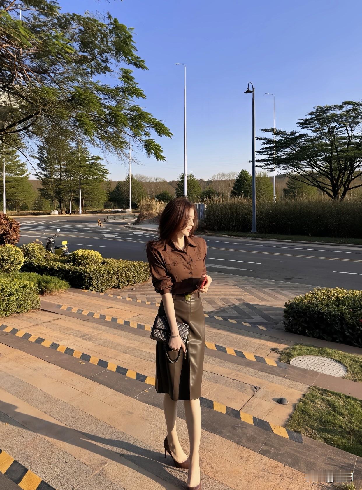 聊聊每日精选穿搭分享优雅都市风，棕色衬衫搭配黑色短裙，自信步履间尽显时尚魅力！