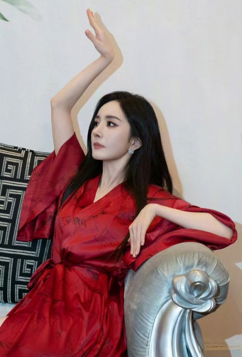 迪丽热巴与杨幂公司存在关联嘉行否认迪丽热巴签约天伊娱乐来看Prada女王杨幂神颜