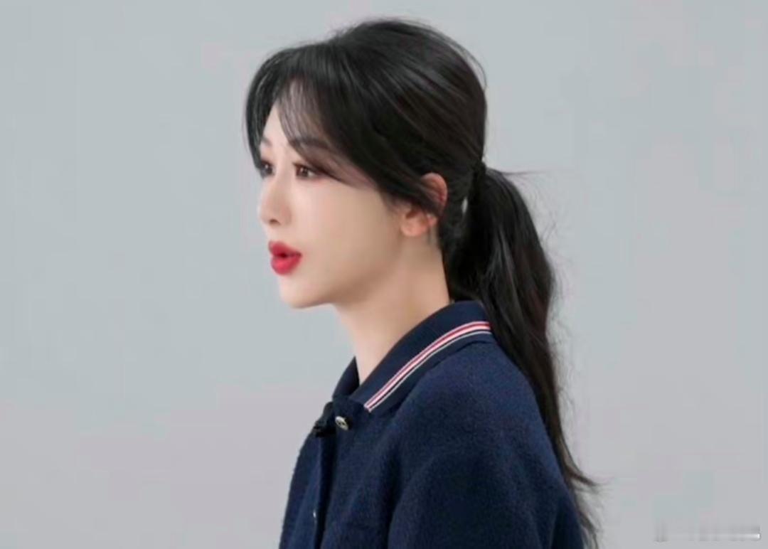 当滤镜开到鼻梁都看不清的时候，神图自然就产生了。随着年龄的增长，杨紫已经逐渐掌握