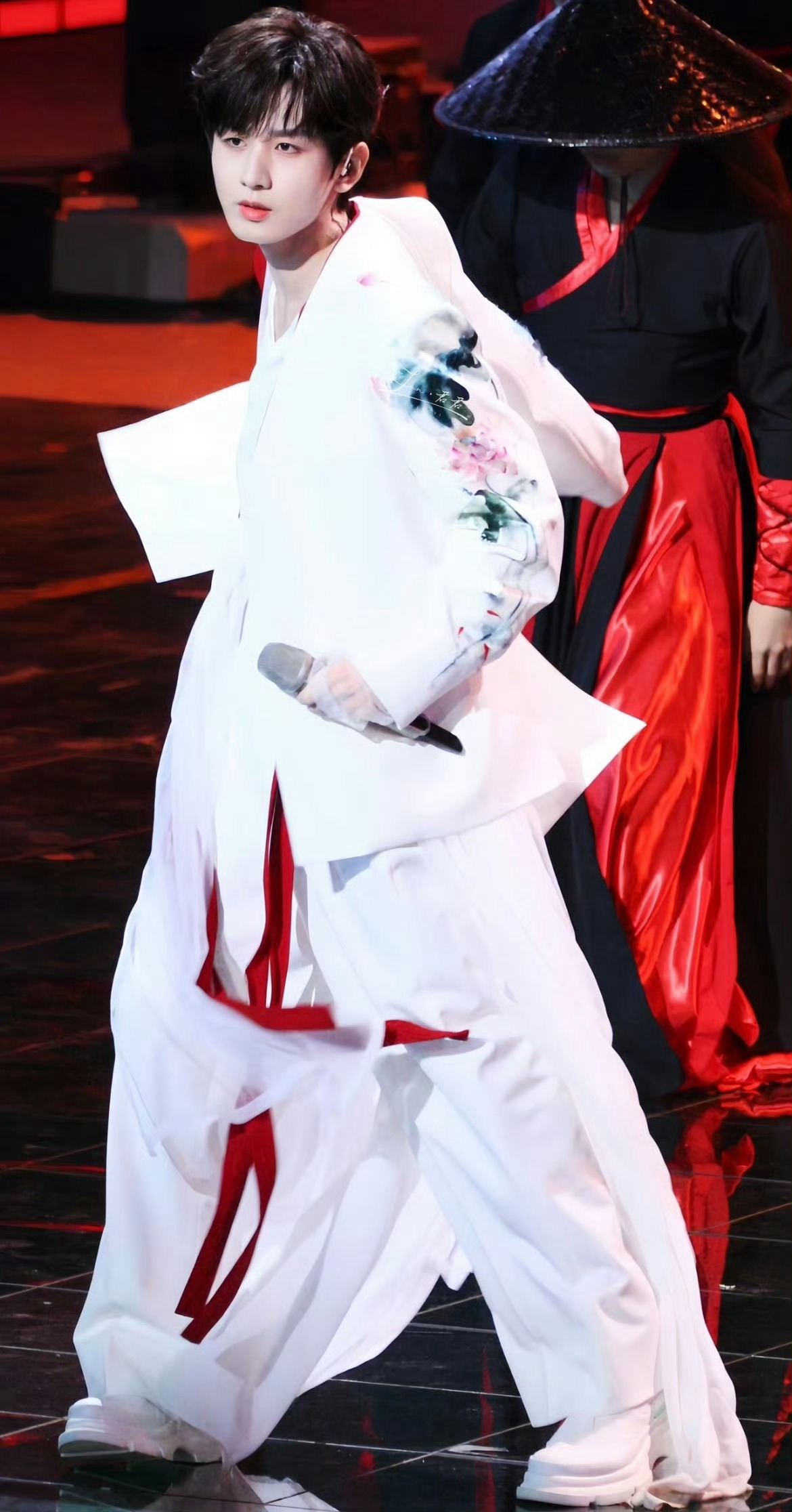 成毅前脚片场后脚演唱会现场💫穿梭于片场与彩排现场，既要演绎精彩故事，也要唱响心