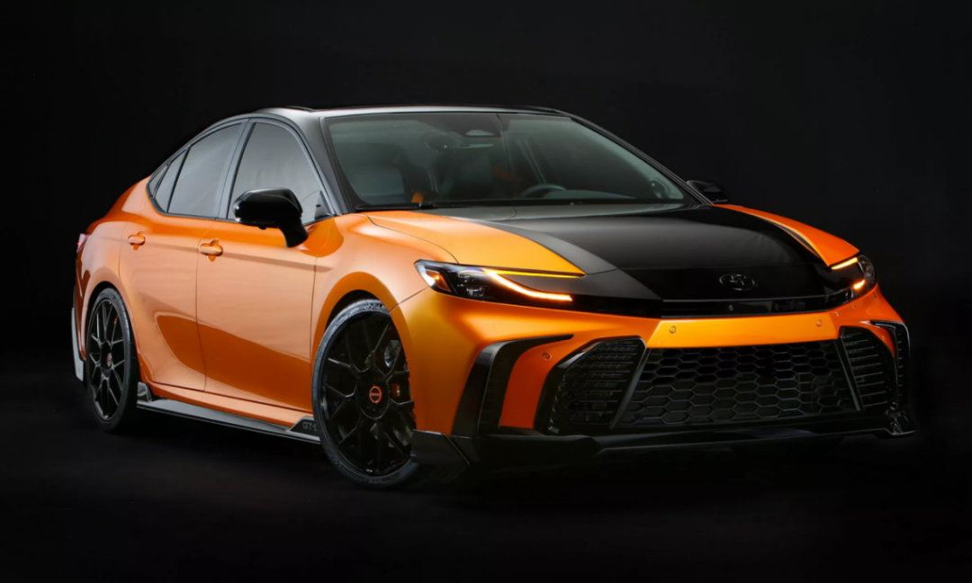 车市热门[超话] 数十年来，丰田凯美瑞始终以务实家轿形象示人，但在2025年拉斯