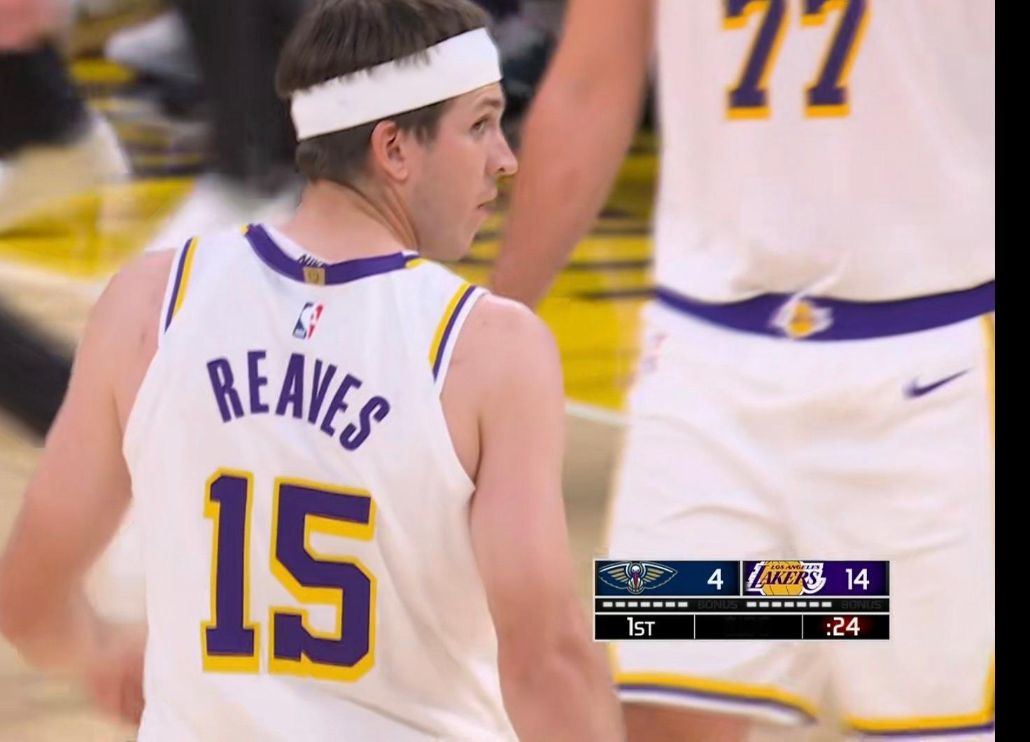 湖人14:4领先鹈鹕十分，两位数领先了。湖人今天开局进攻不错，东契奇状态依旧。鹈