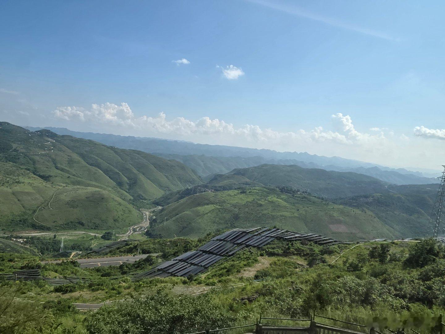 从贵州到云南的山脊上，很多地方覆盖着成片的光伏电板，山川如同穿上了一层铠甲，颇为