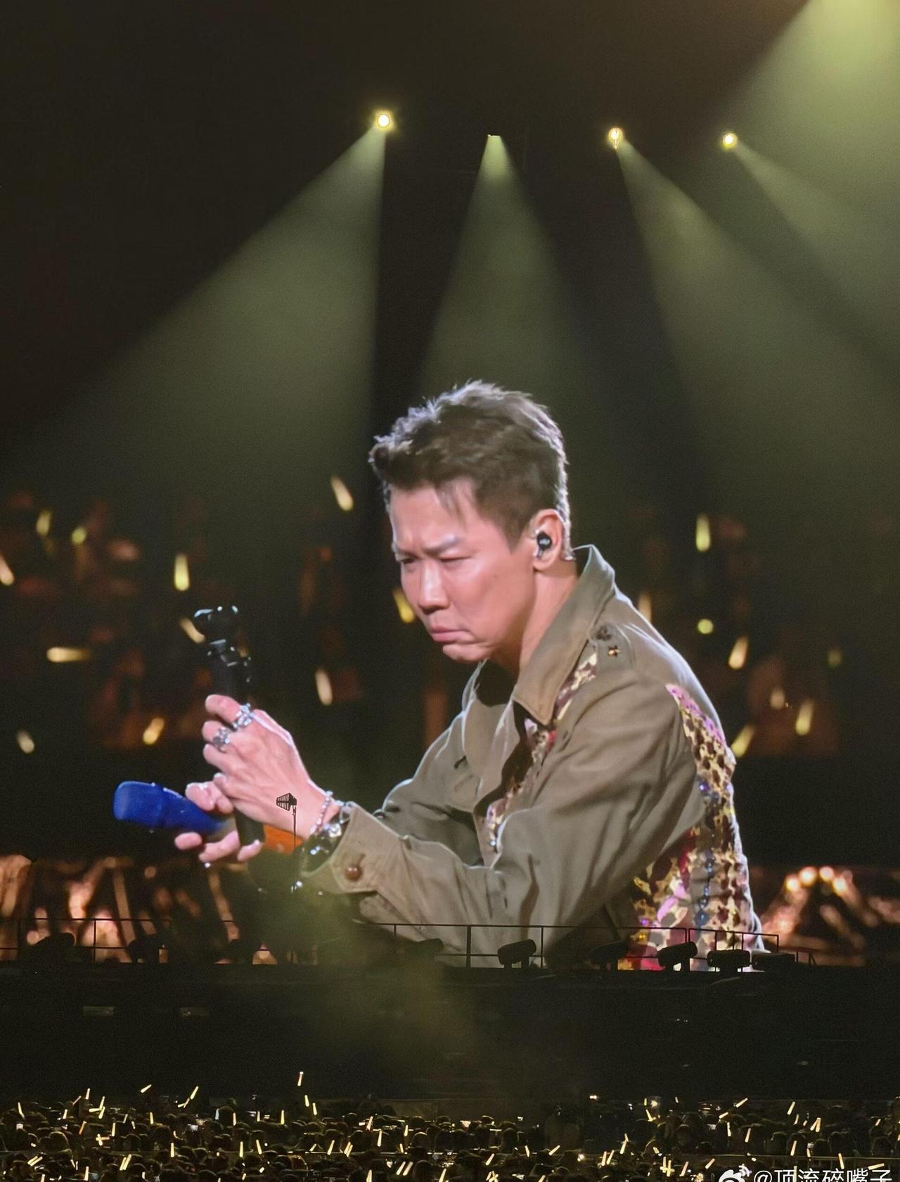 年纪大了干什么都会很心酸……（不是

老大真的太可爱了
想录歌迷但是老花眼看不清