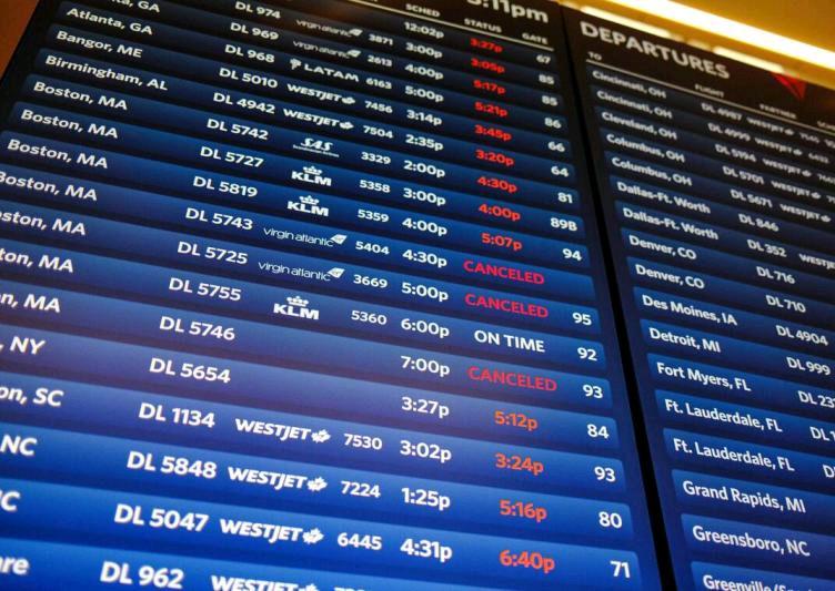 美国总统特朗普威胁要扣除因政府停摆而请病假的空中交通管制员工资，导致美国又有20