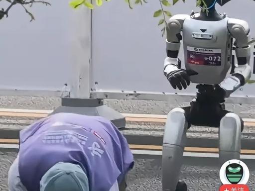 4 月 19 日北京亦庄人形机器人半马赛场，身高 75 厘米、手持奶瓶的迷你机器