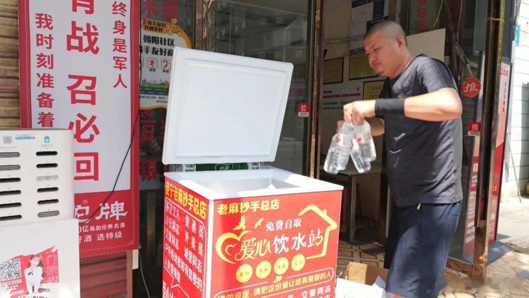 四川遂宁的李建军在自家餐饮店门口设冰柜，为户外劳动者免费送水。随后，越来越多人加