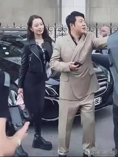 这对年轻的明星夫妻好恩爱又低调，两个人穿搭时尚走在大街上，估计很多人没有把他们认