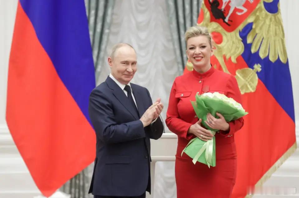 扎哈罗娃50岁生日之际，普京向她授勋，表彰其在俄罗斯外交领域工作10年的突出贡献