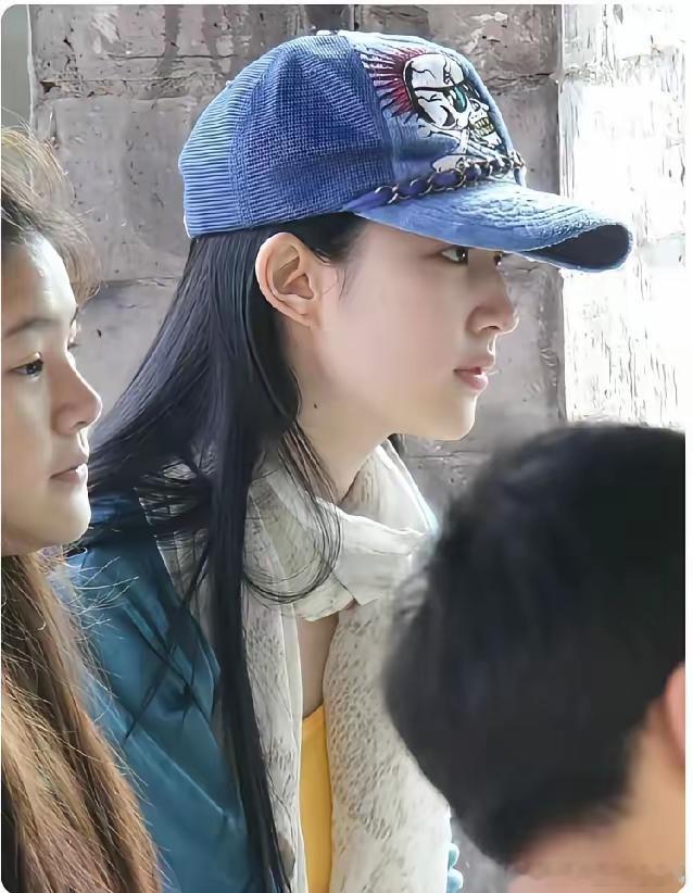 刘亦菲太有辨识度了，无论她怎么穿戴，只一眼就能从人群中认出来。这张路人随手抓拍，