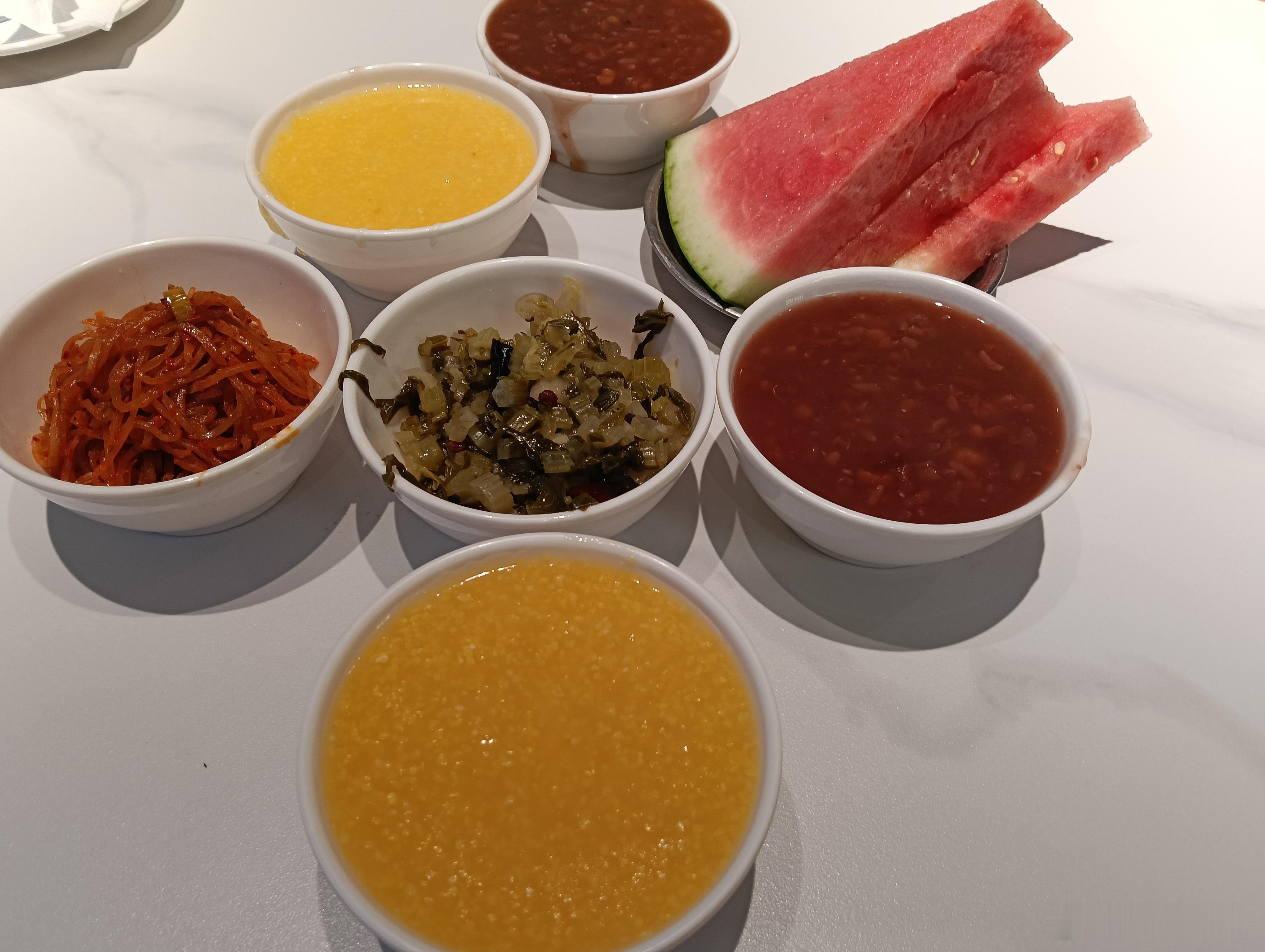 【早餐食粥.安度长夏】晨起脾胃尚弱，主食优先选择杂粮粥品。绿豆百合粥、荷叶小米粥