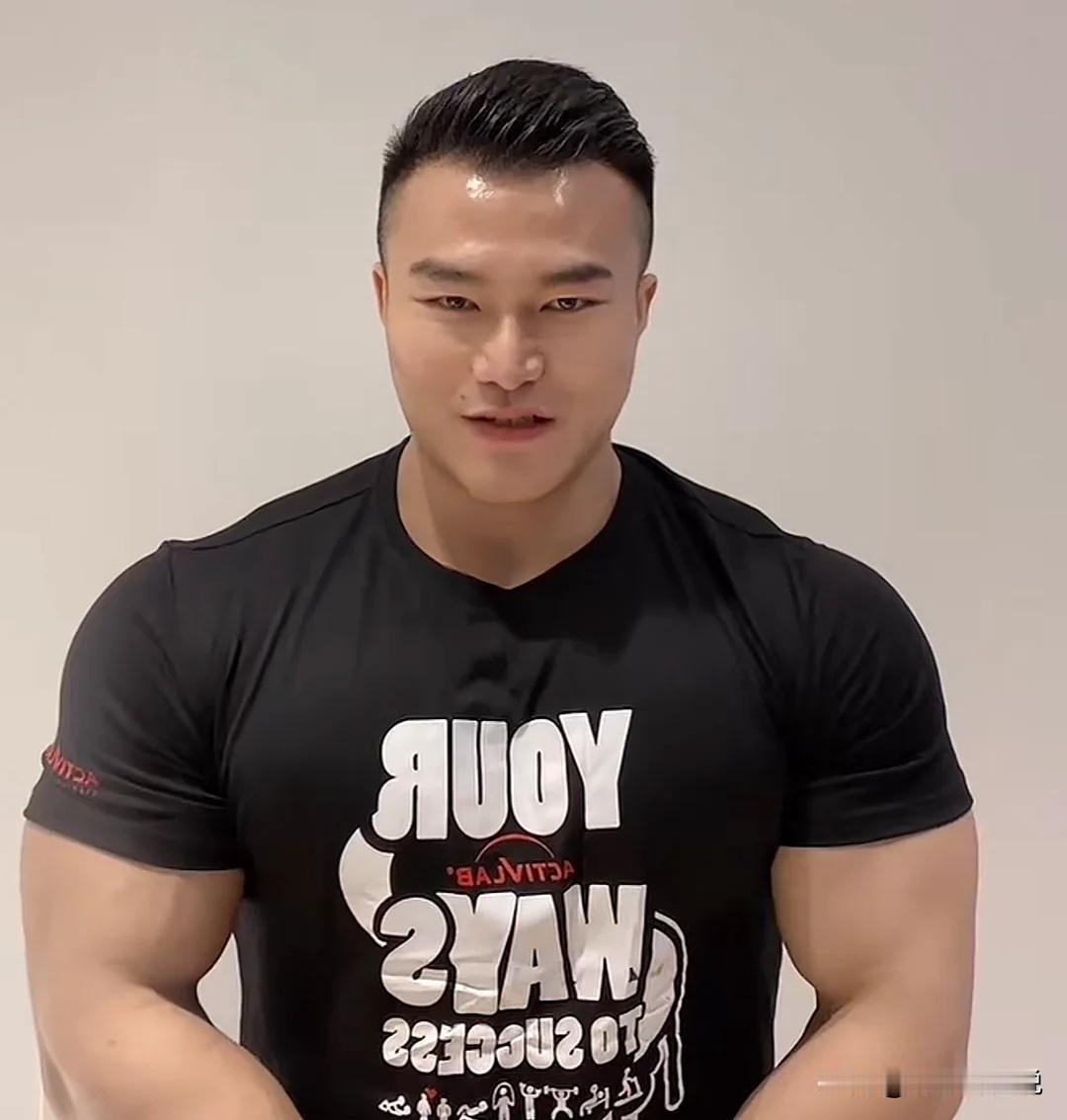 健美圈传来噩耗。
安徽30岁知名健美冠军王昆不幸去世。他的履历显示，他数年蝉联健