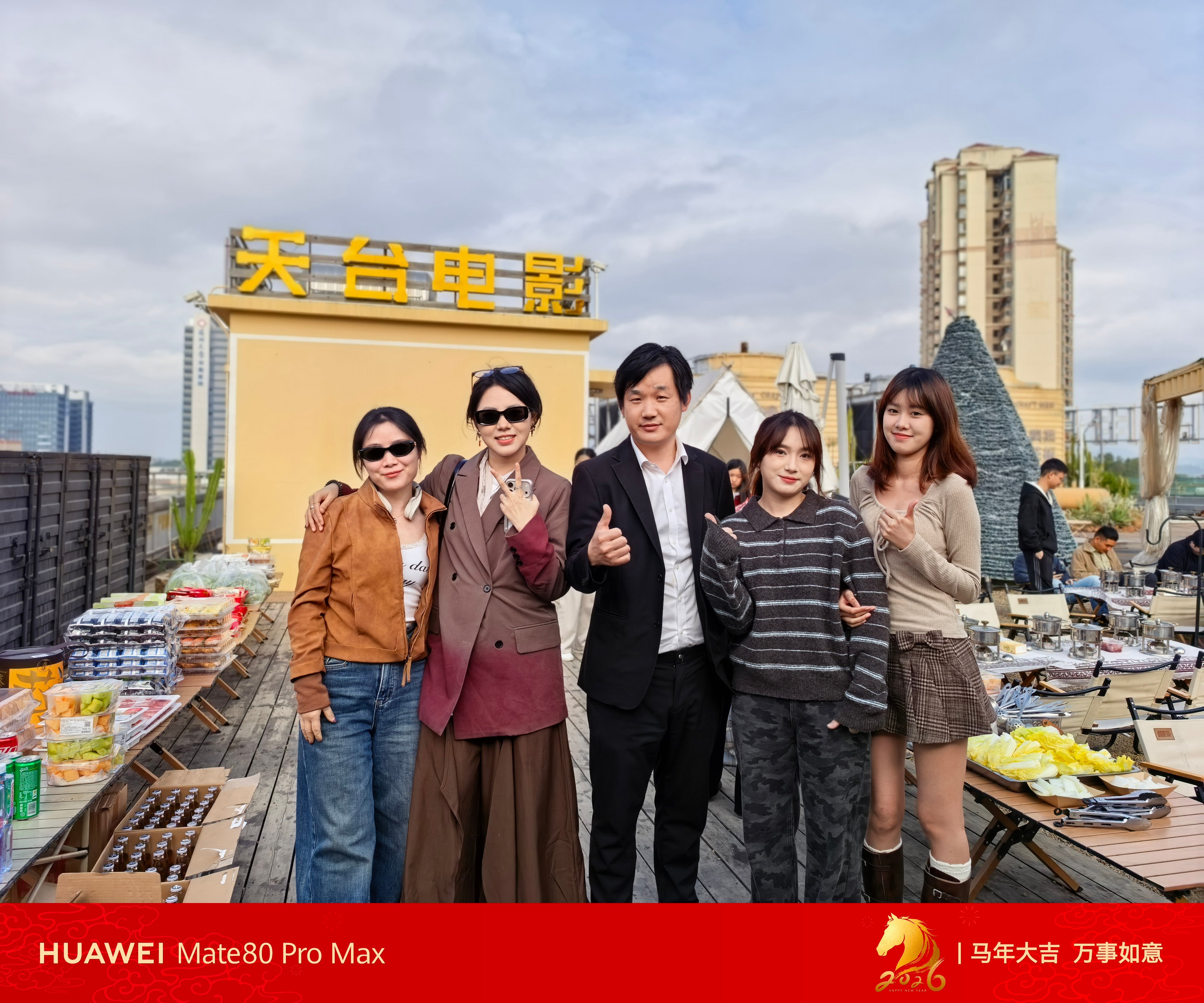 左1 女孩子是老板娘，其余三个都是我趣评测表妹 