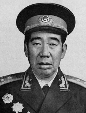 他的战友高升驰骋疆场，可他却只能转入地方工作，褪去戎装远离战场，1955年授衔之