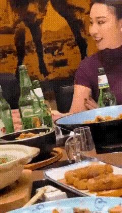 姐姐这么盛情难却，再拒绝就说不过去了