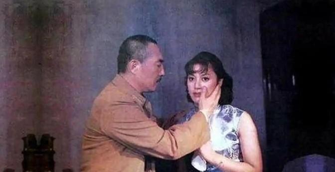 1938年，国军上将韩复榘被枪杀，姨太太纪甘青前往收尸，在坟前哭拜后离开，此后和
