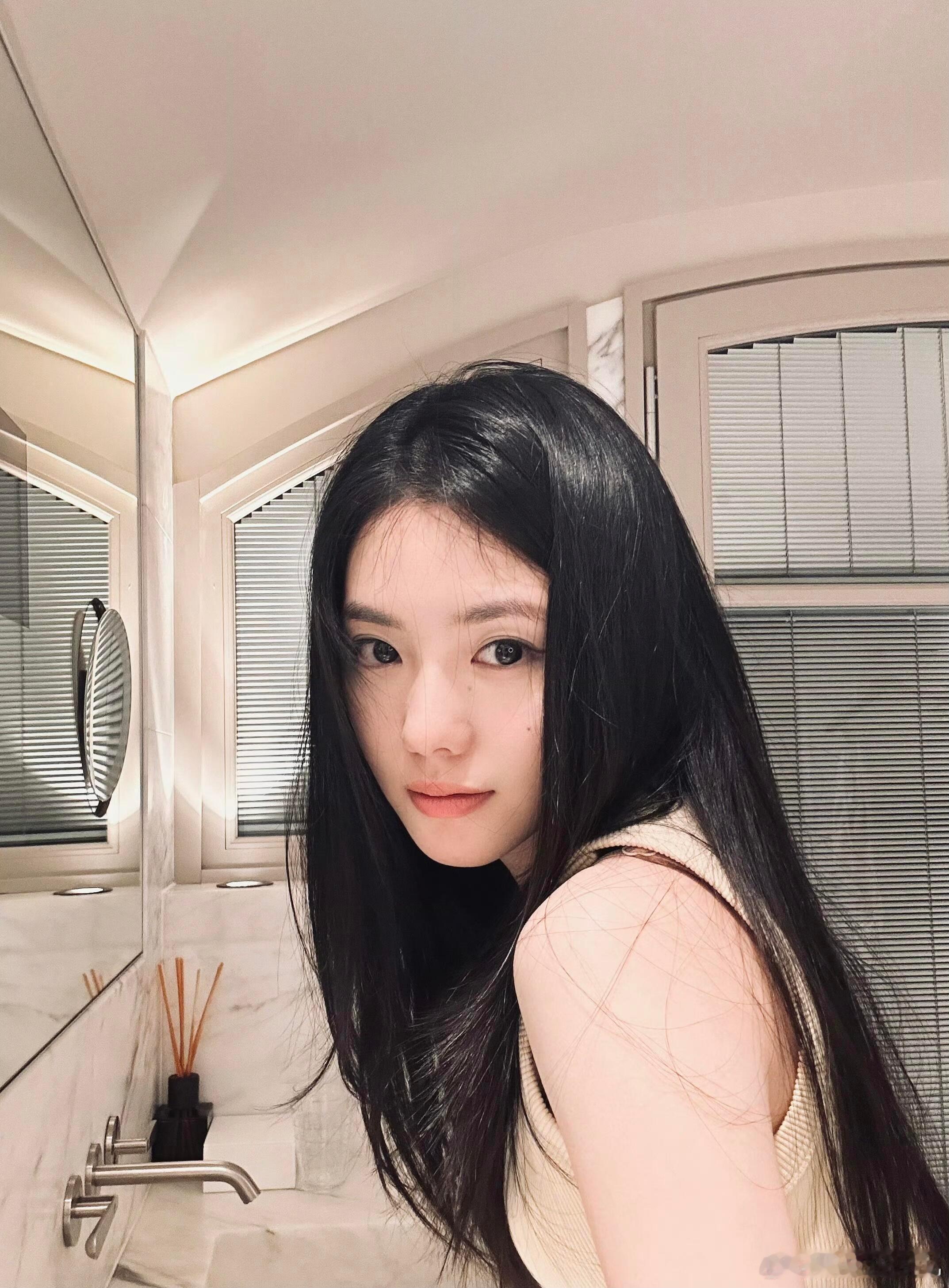 刘浩存[超话]  姐感我真的不能抵抗，[色][色]存子什么风格都能驾驭的很好，我