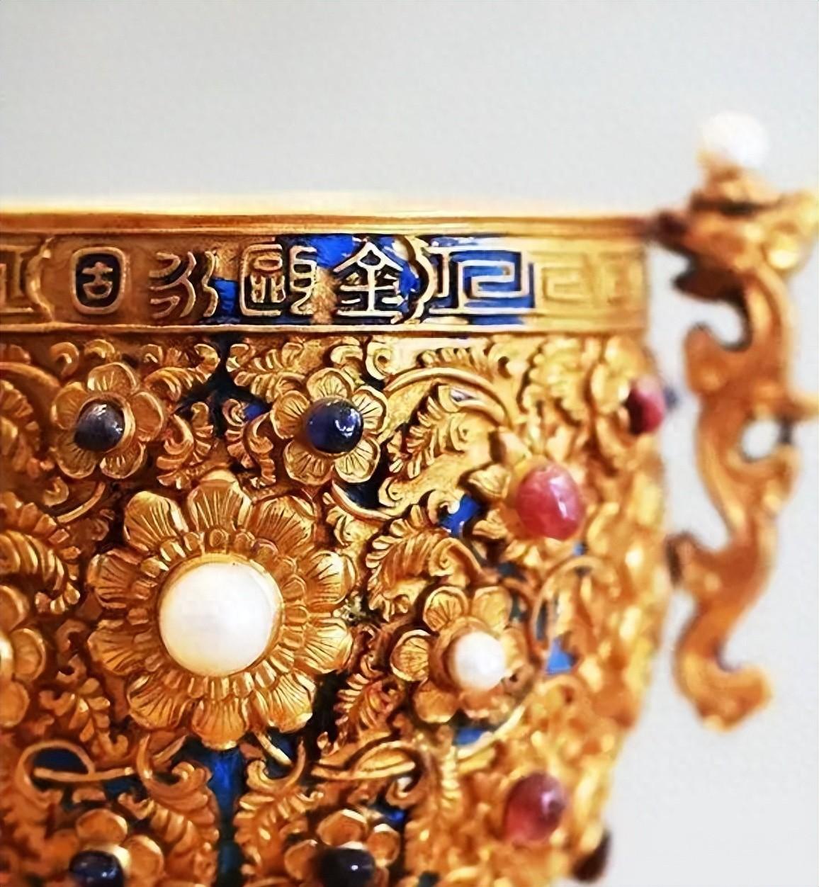 这有意思嘿
这是故宫里“玄学”的宝贝
金瓯永固杯
高度高12.5cm
耗金20两