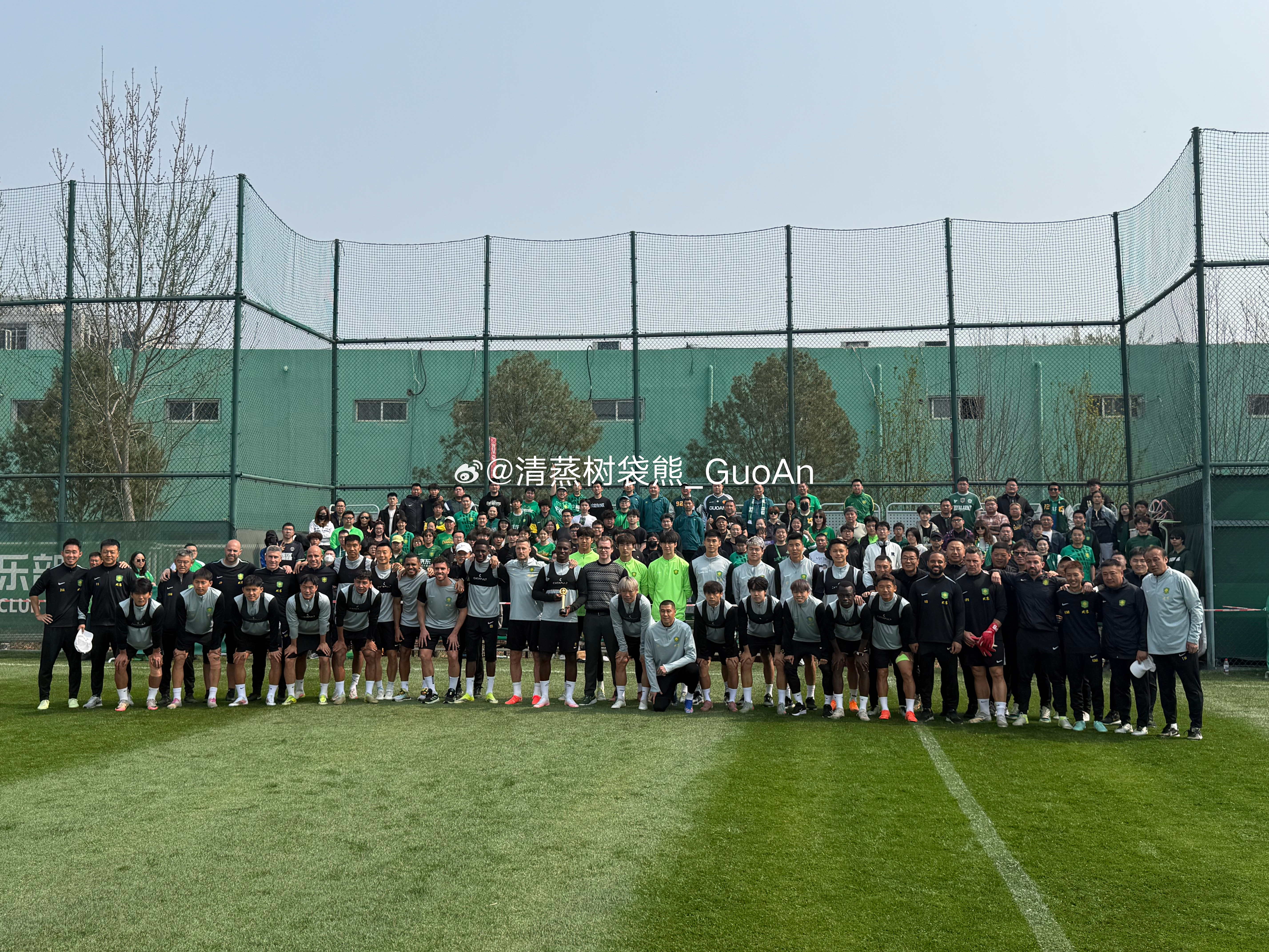 今天国安公开训练课值得分享的内容还挺多的。首先在训练开始环节，全队在体育总经理马