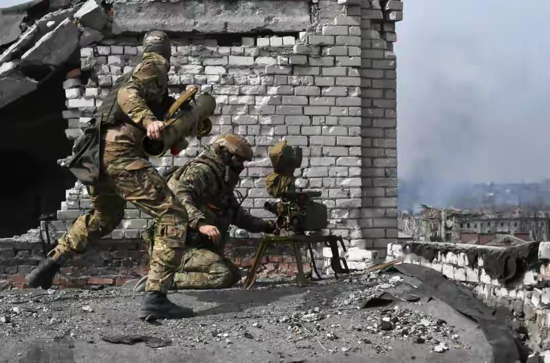 这场俄乌冲突也检验了俄罗斯军队的真实作战能力，俄罗斯黑海舰队真的是完全不行，由于