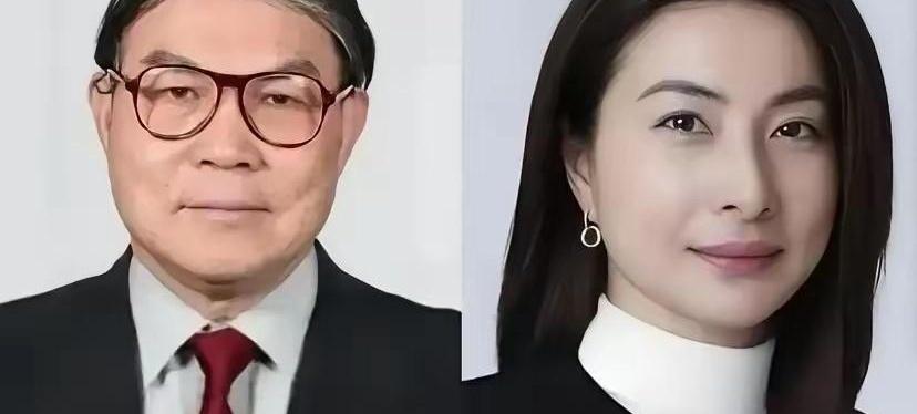 79岁的霍震霆去儿子家吃饭，进门第一动作不是寒暄，而是从兜里摸出手机，跟小孙女的
