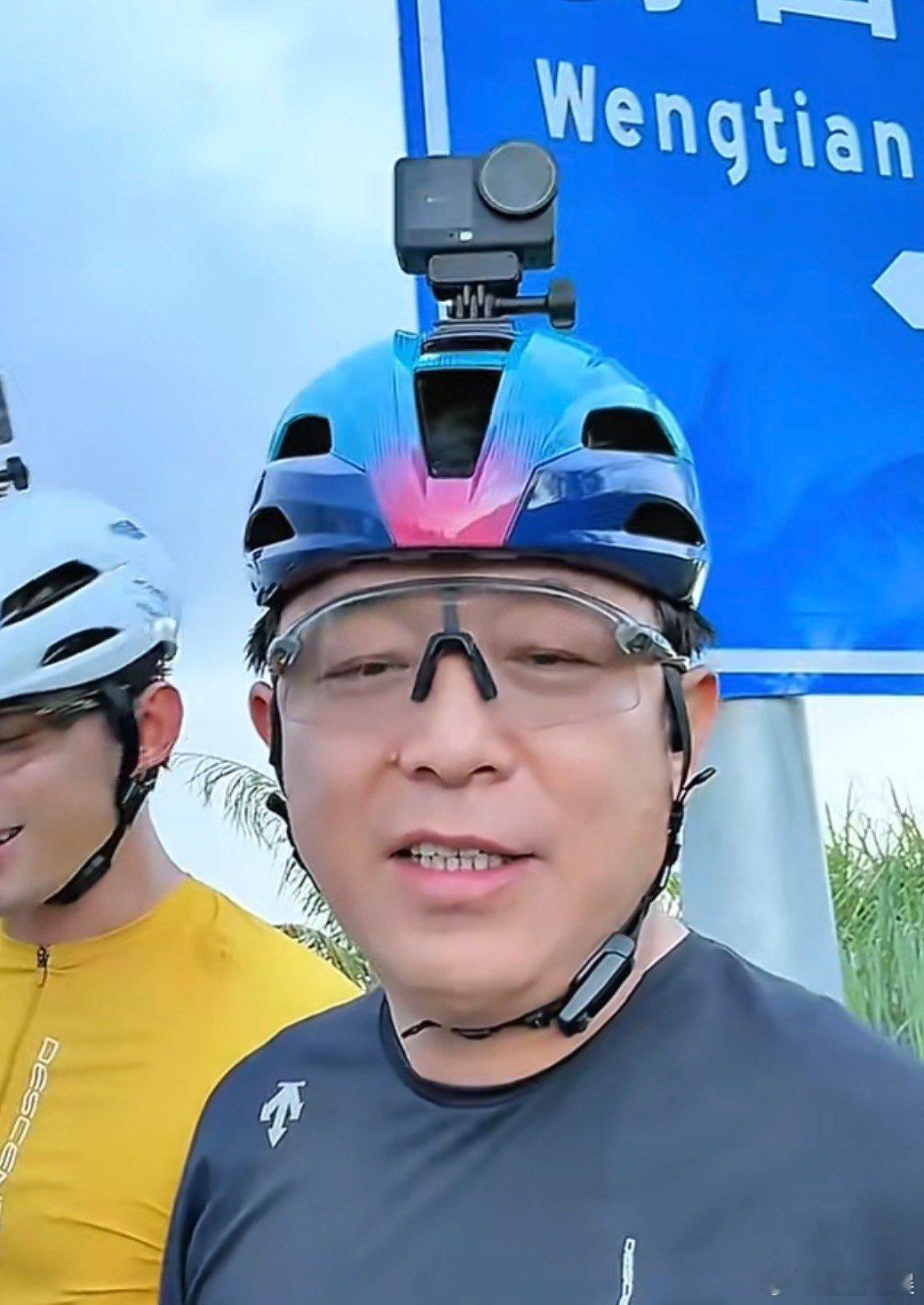黄渤骨折还在录喜单总决赛 很难不佩服黄渤的心态，骑车发生意外受伤，还不忘用亲身经