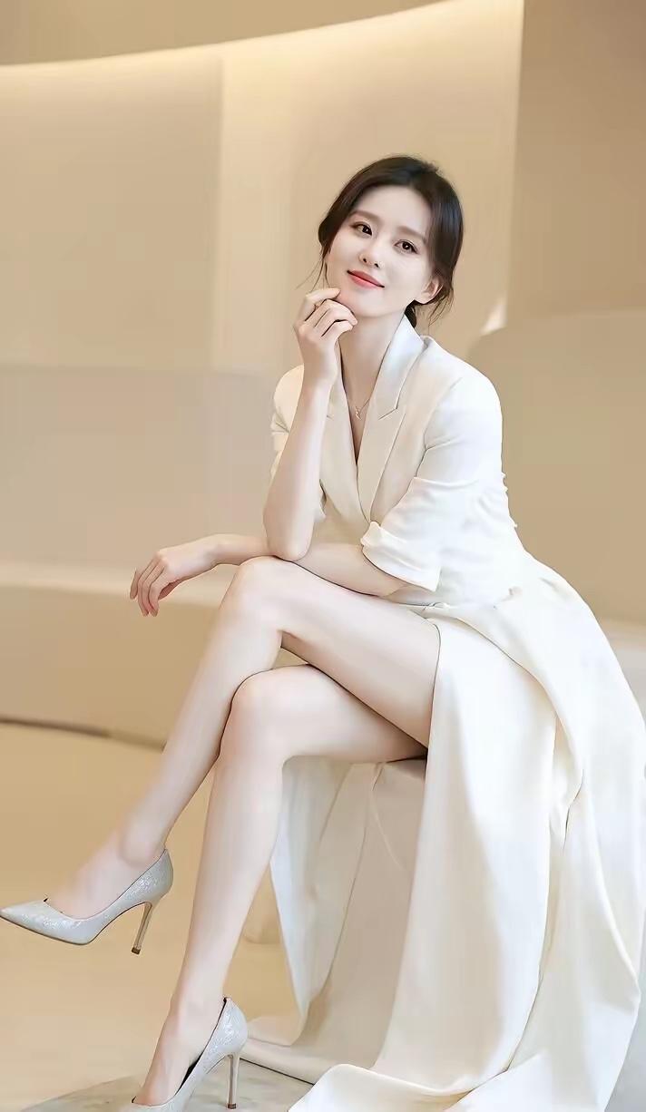 优雅白裙，甜美微笑，气质满满！