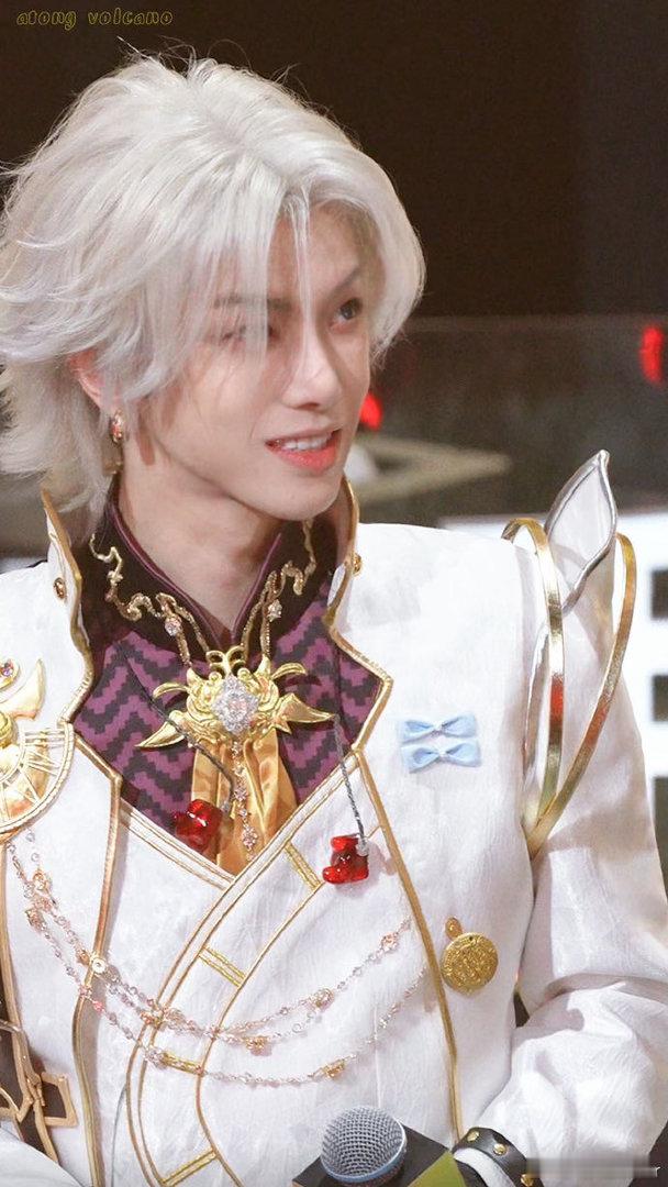 华晨宇为和平精英庆生有多拼谁能不被华晨宇的拼劲打动，为给和平精英庆生压缩休息时间