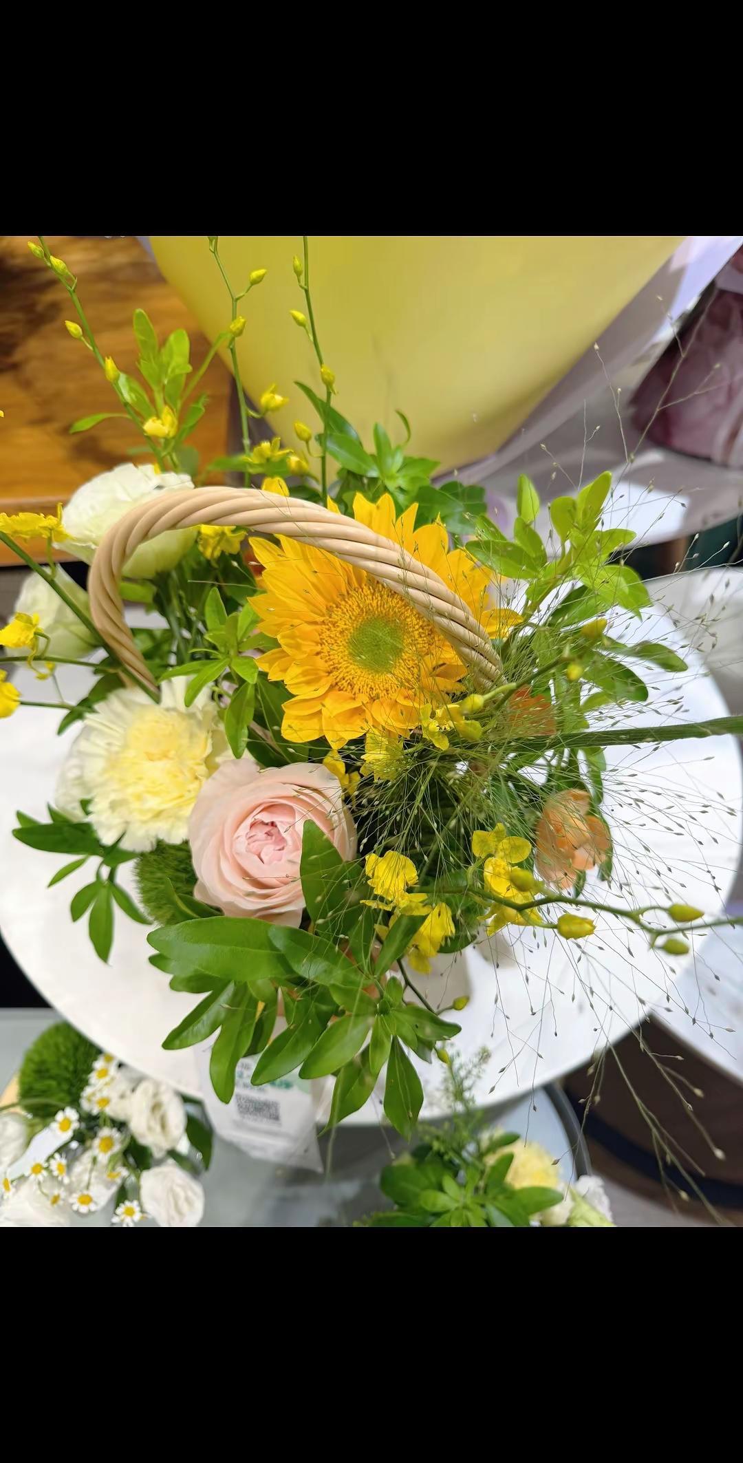 多巴胺花篮 女生学花艺 自学花艺 自然风手提花篮 花店
