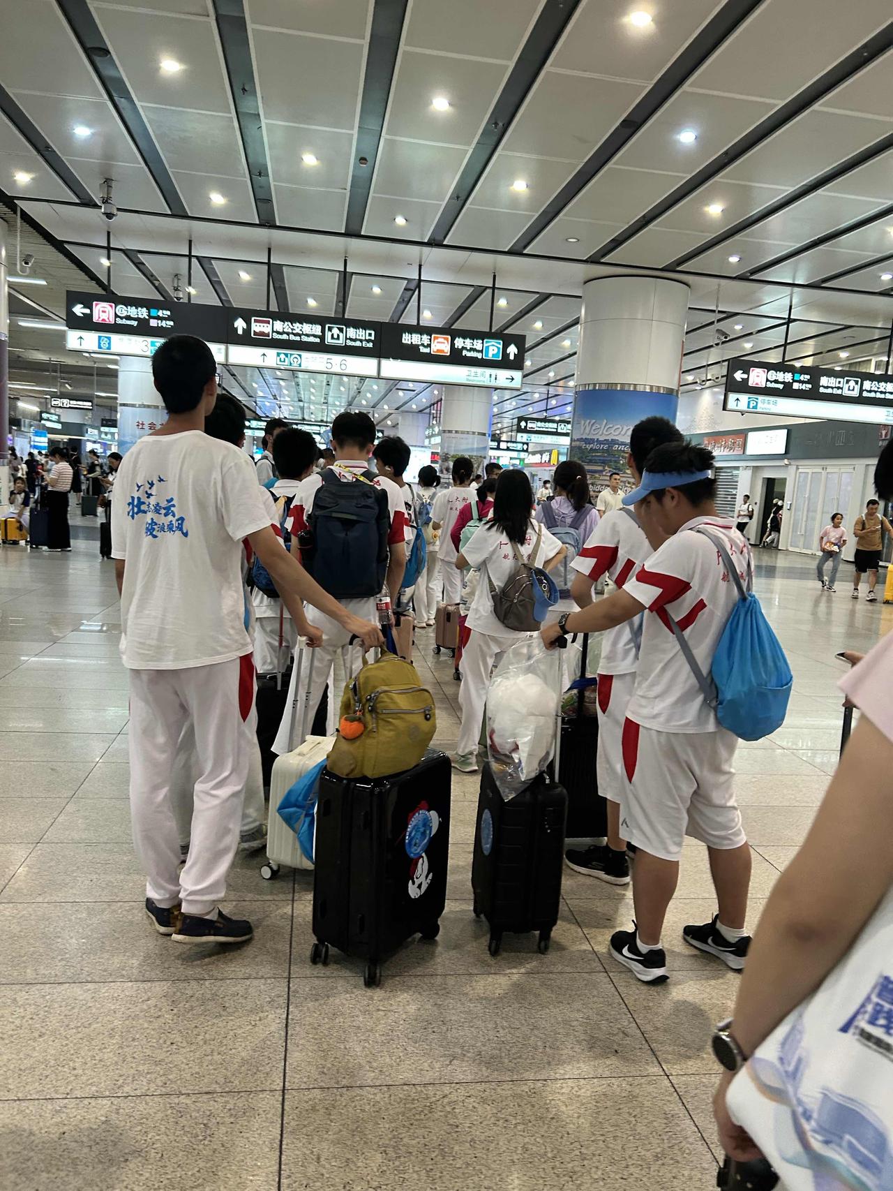在学校的时候，大家都穿校服，所以只能用鞋的价钱来攀比。

放假就不一样了，可以用