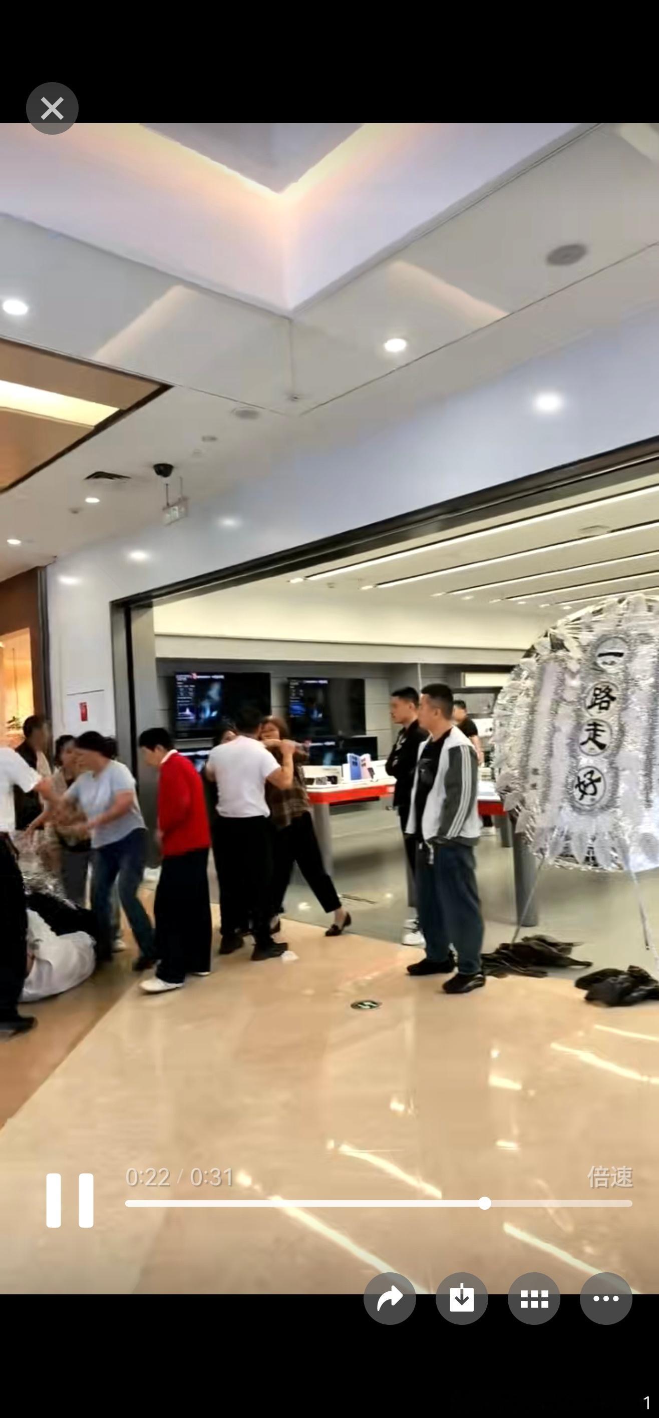 这算怎么个事？现在法律刚性没了吗，这些“流氓”对法律的敬畏还有一丁点儿吗？有关部