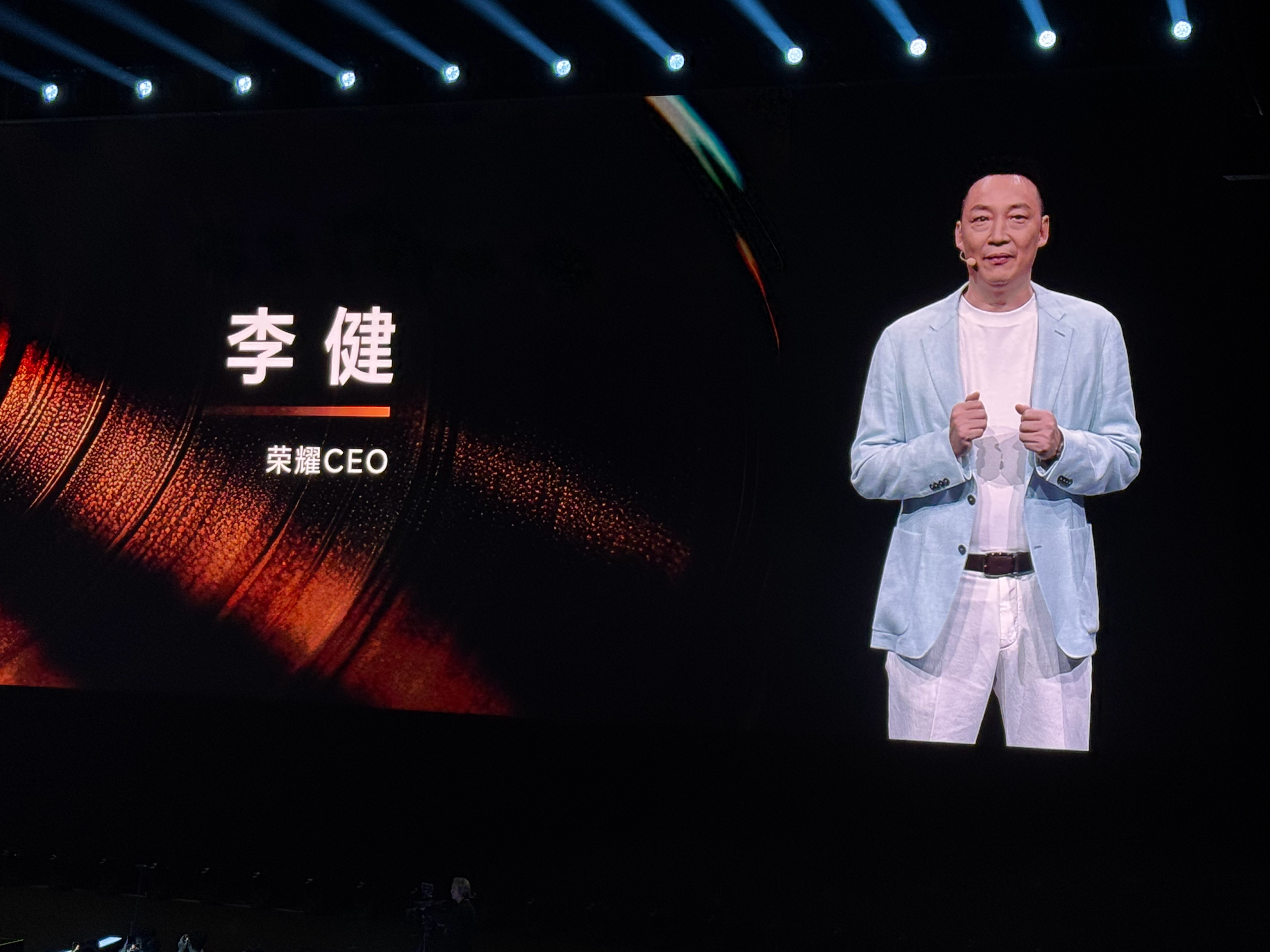 荣耀400系列新品发布会荣耀CEO——李健国内发布会首次亮相，可见荣耀对于荣耀4