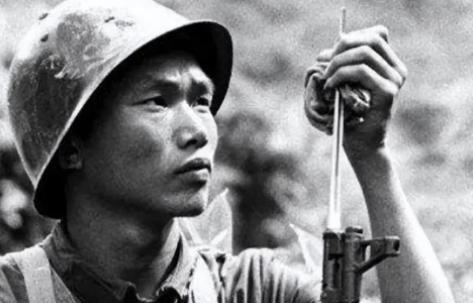 1979年，越战中的侦察兵印法光在荣获“战斗英雄”称号后，却神秘“失踪”了。然而