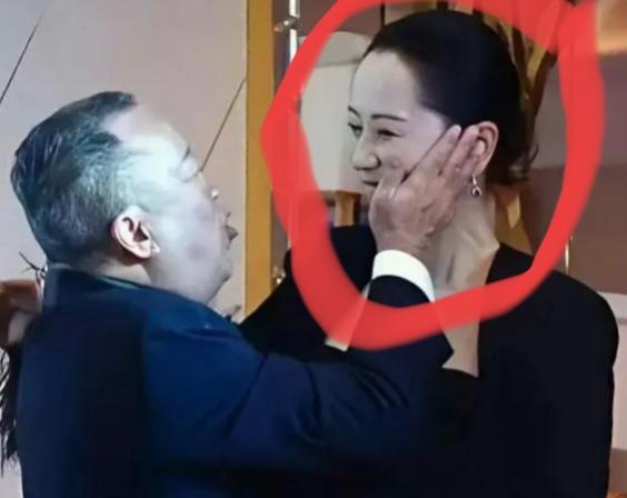 看不下去了，曾志伟众目睽睽之下摸海清的脸，公众场合又搂又抱，海清那眼神……

曾