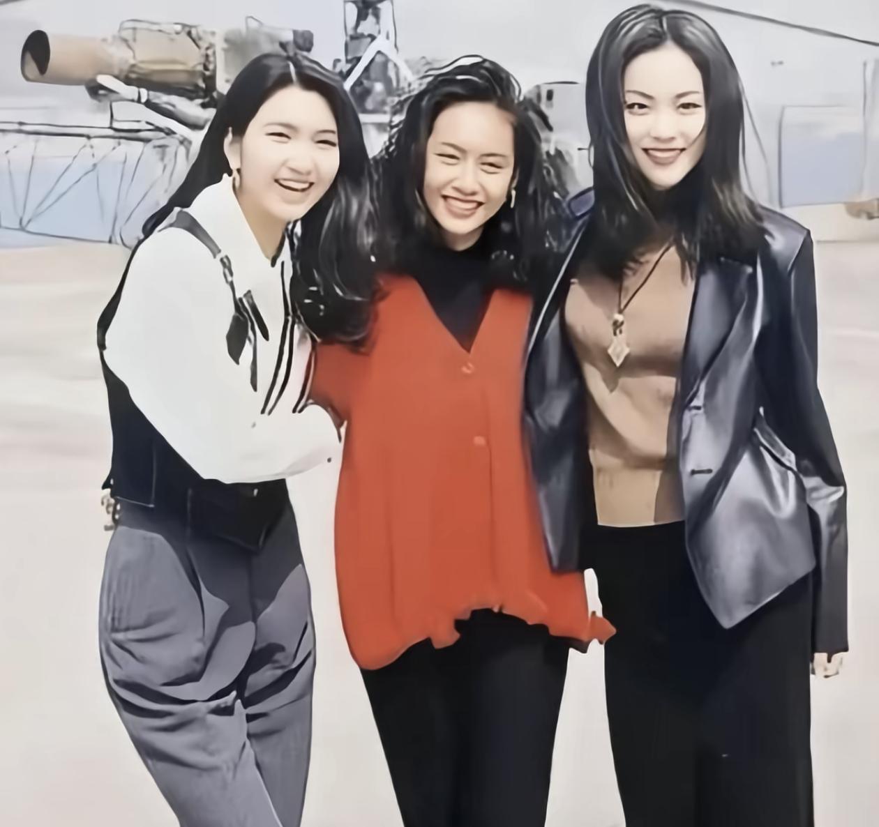 1993年，TVB电视剧《原振侠》片场外景。三人都参演这部剧，在直升机场拍摄间隙