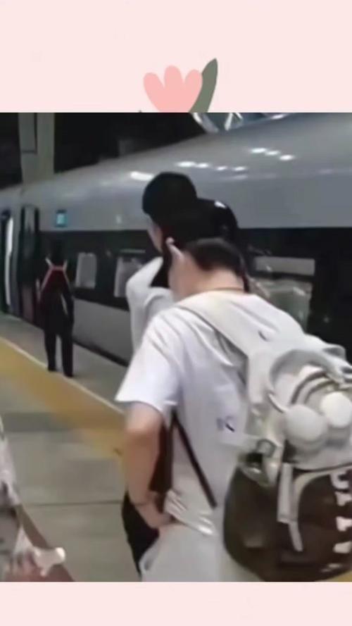 抽签筒的外表闪闪发光，却没能掩盖莎莎心底的那份无奈。她手里捏着这个象征美好的小玩